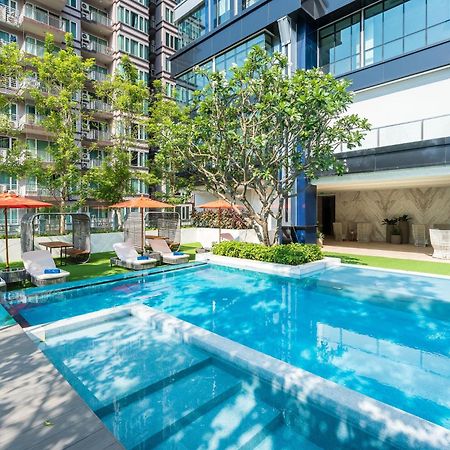 Silq Hotel & Residence, Managed By The Ascott Limited Μπανγκόκ Εξωτερικό φωτογραφία The swimming pool at the hotel