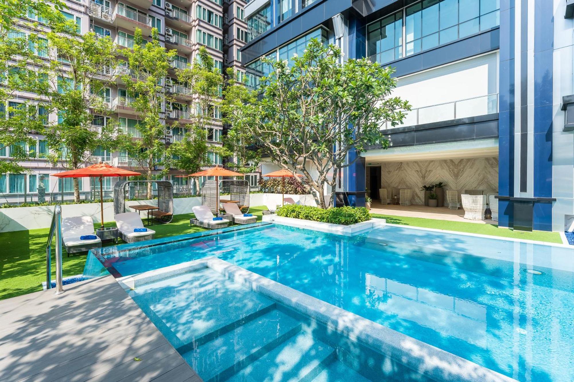 Silq Hotel & Residence, Managed By The Ascott Limited Μπανγκόκ Εξωτερικό φωτογραφία The swimming pool at the hotel