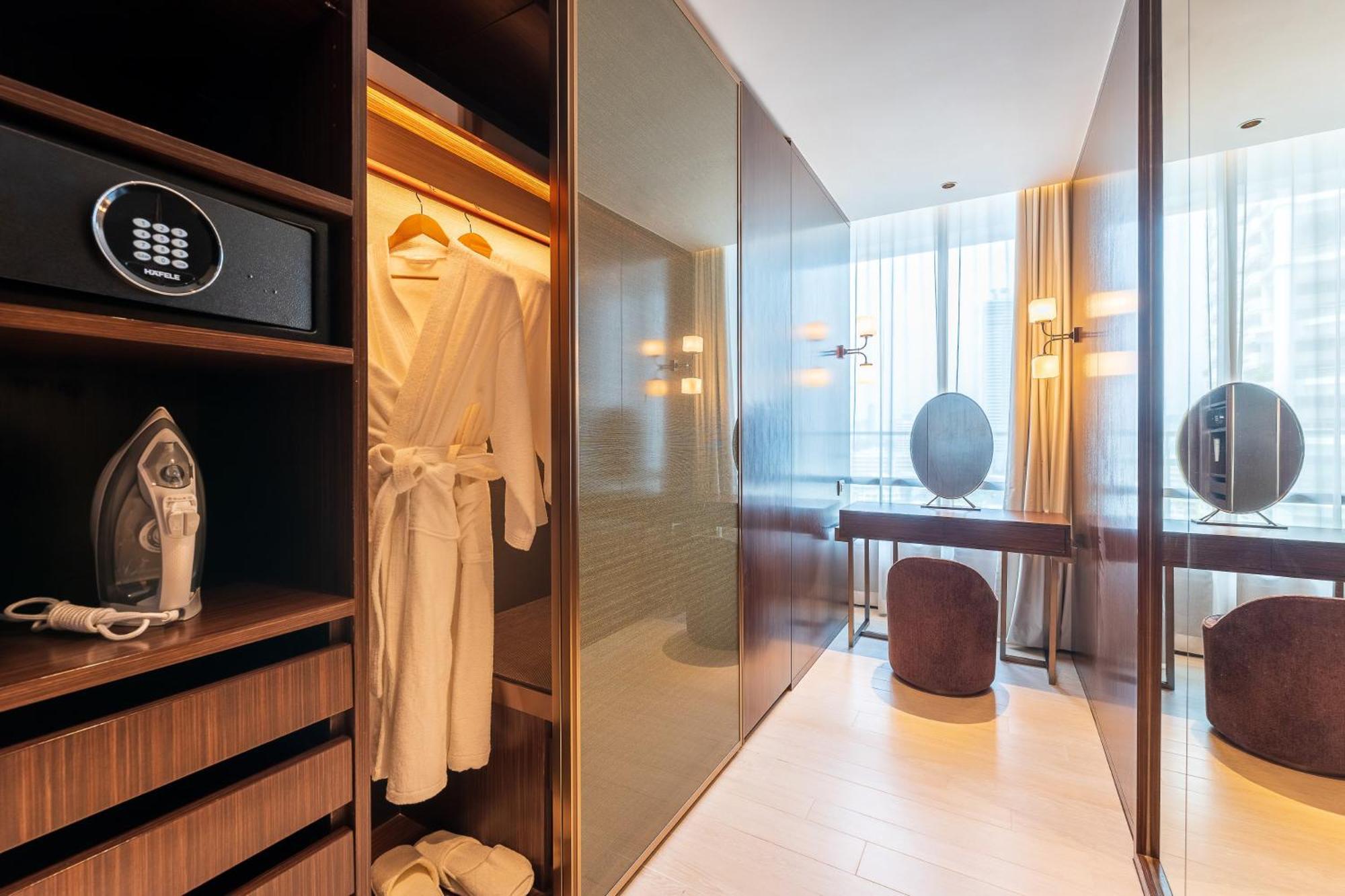 Silq Hotel & Residence, Managed By The Ascott Limited Μπανγκόκ Δωμάτιο φωτογραφία A hotel room with a safe