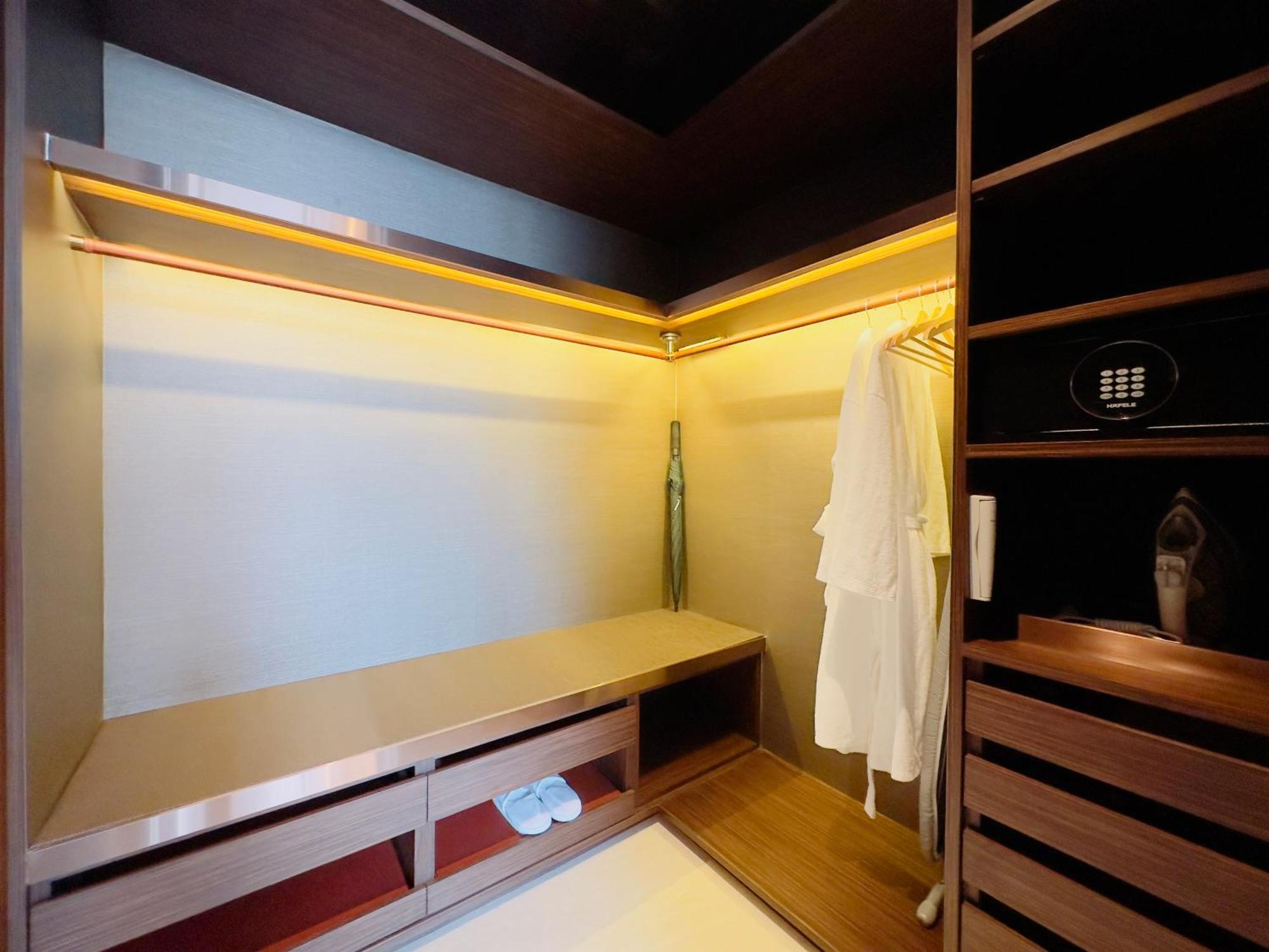Silq Hotel & Residence, Managed By The Ascott Limited Μπανγκόκ Δωμάτιο φωτογραφία A walk-in wardrobe