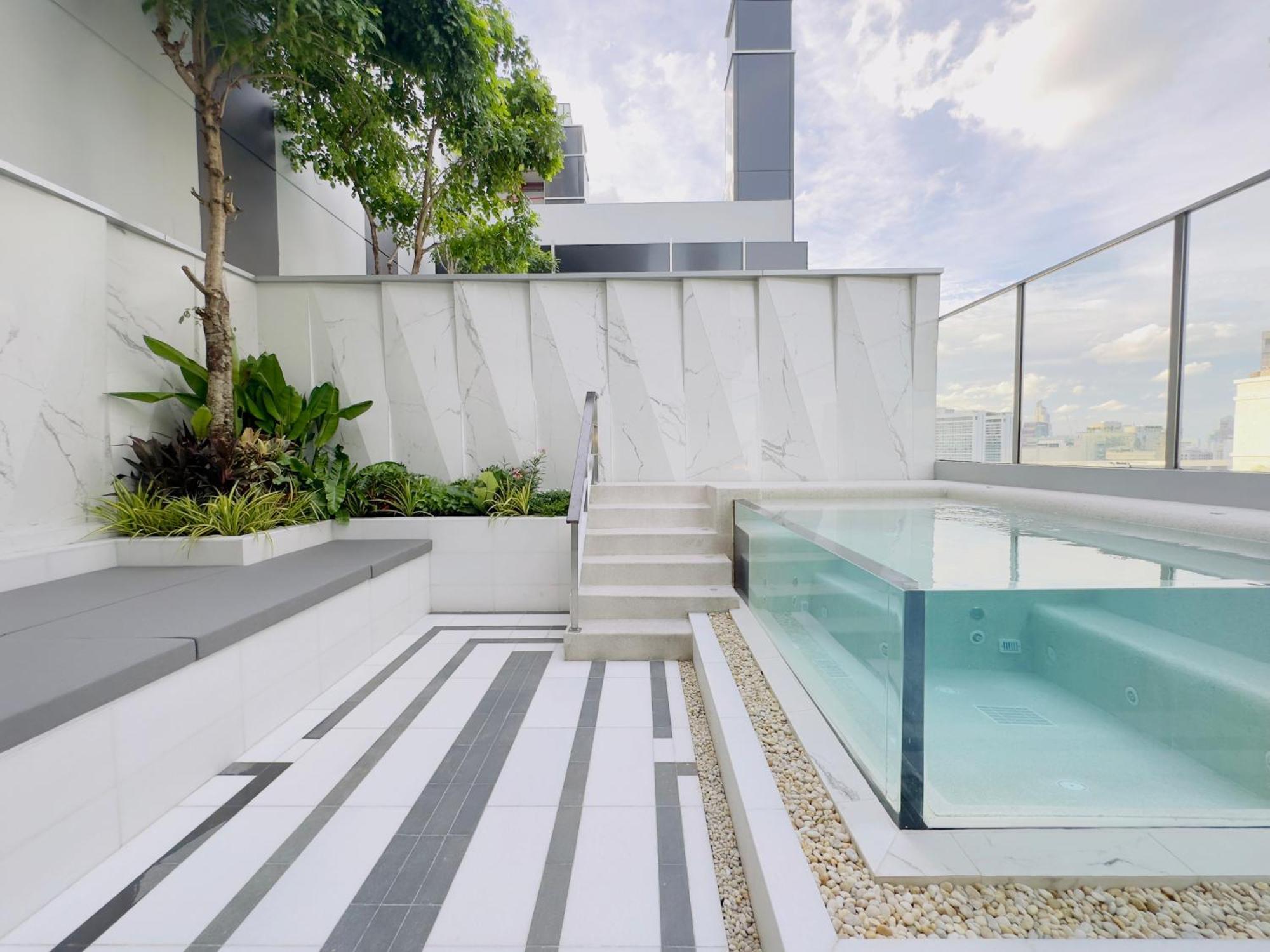 Silq Hotel & Residence, Managed By The Ascott Limited Μπανγκόκ Δωμάτιο φωτογραφία Rooftop pool at the hotel