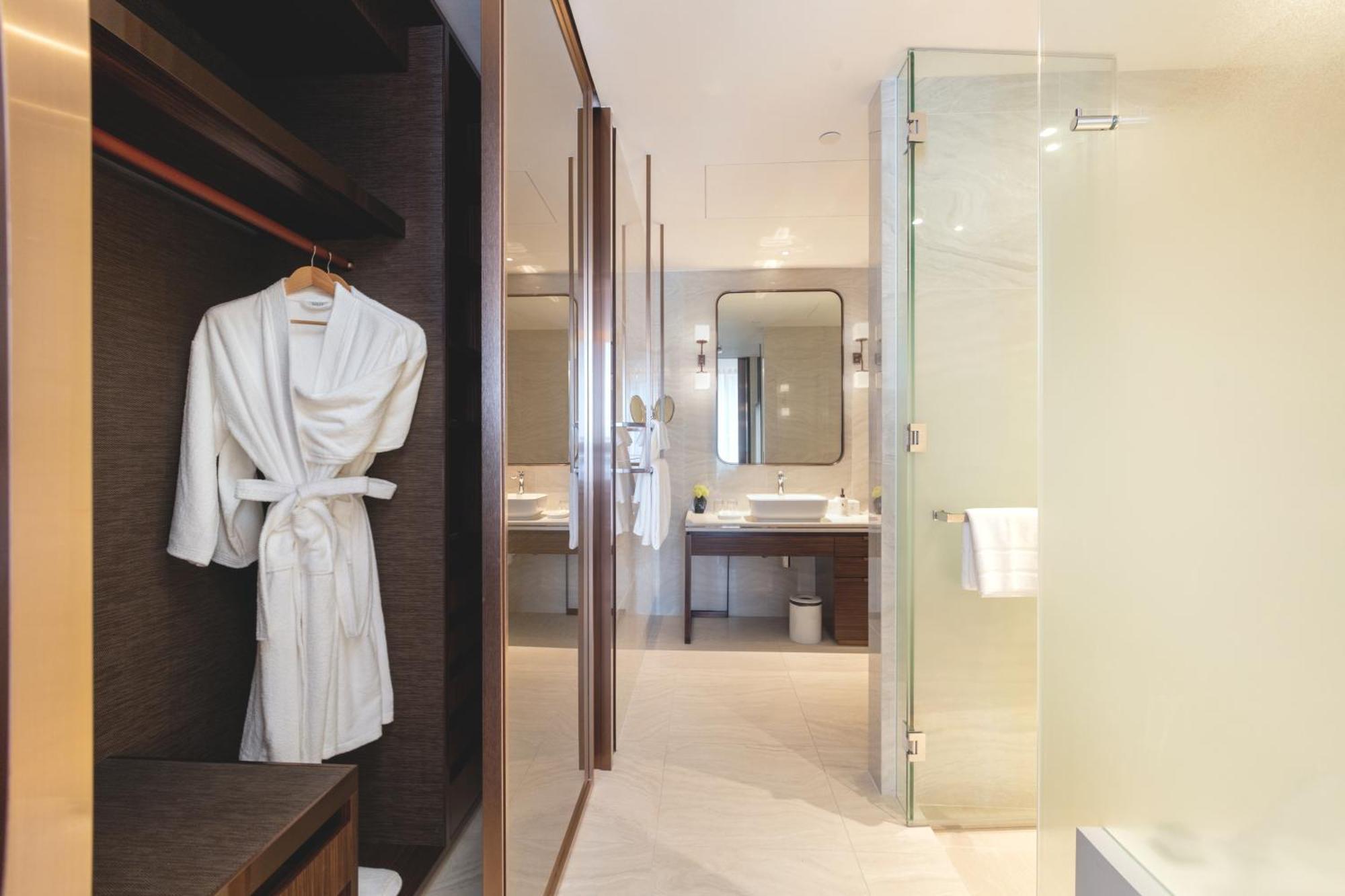 Silq Hotel & Residence, Managed By The Ascott Limited Μπανγκόκ Δωμάτιο φωτογραφία A bathrobe hanging on a hanger